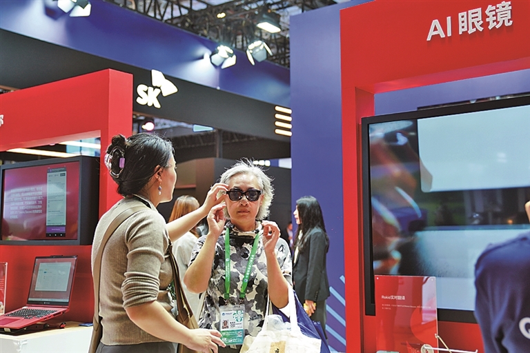 数字时代不缺席 银发族拥抱智能新生活