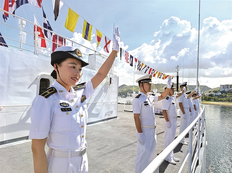 中国海军“丝路方舟”号医院船抵达巴布亚新几内亚