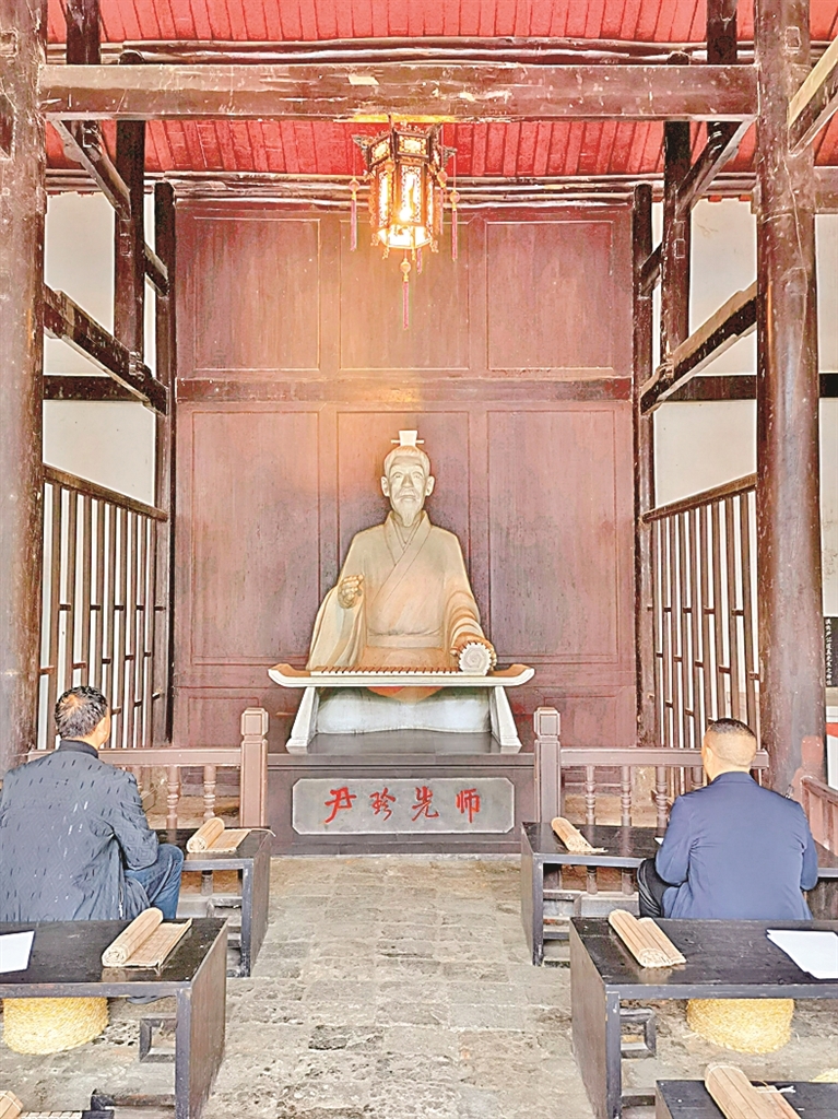 光明文化周末:务本堂前 光明文化周末:务本堂前