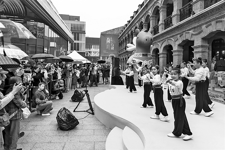 白玉兰戏剧绽放百年弄堂