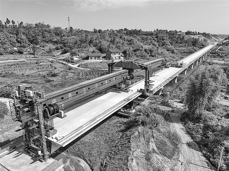 西渝高铁达州至广安段完成架梁