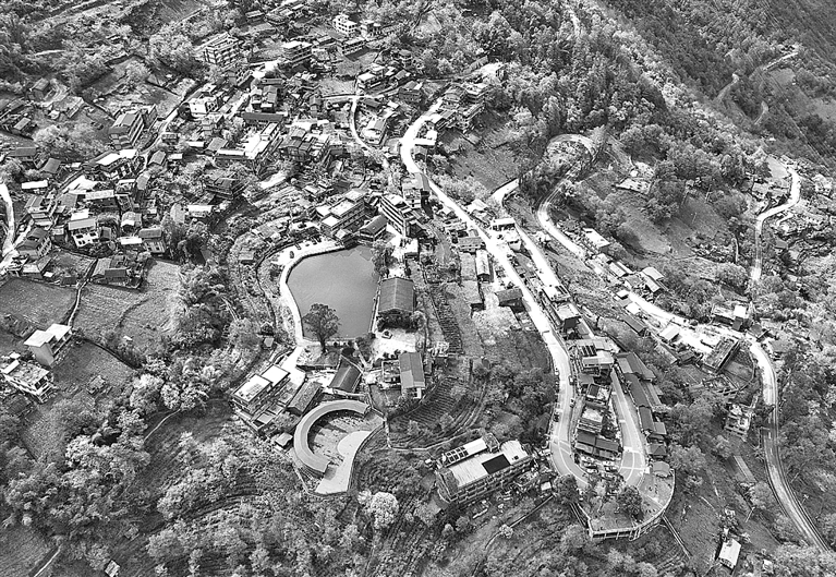 “云端上的村庄”春景如画