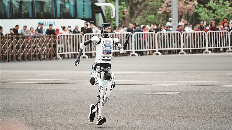 人类半马世界纪录被机器人超越 追问：机器人跑马拉松有啥用