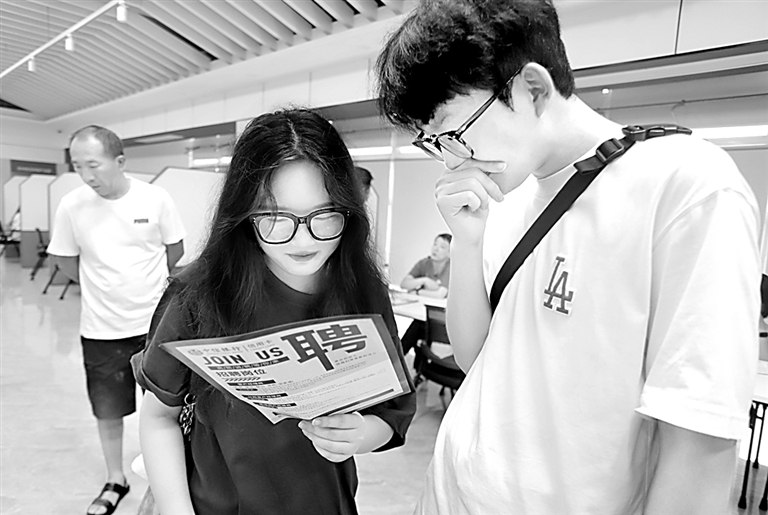 当大模型向文科生伸出“橄榄枝”——春招，人文素养带来就业新机遇