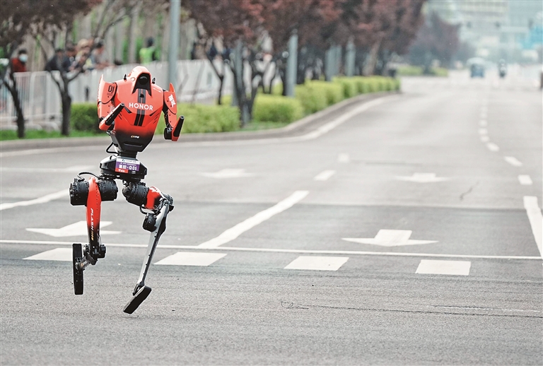 更稳、更快、更拟人 人形机器人跑步前进