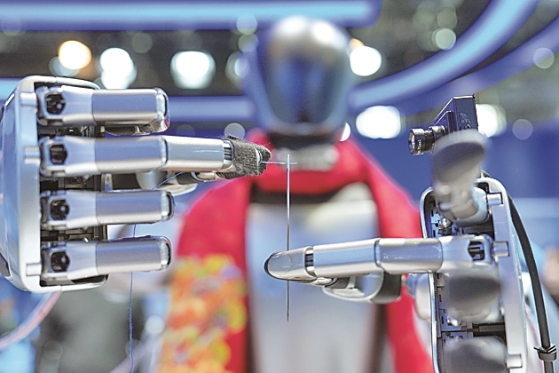 更稳、更快、更拟人 人形机器人跑步前进