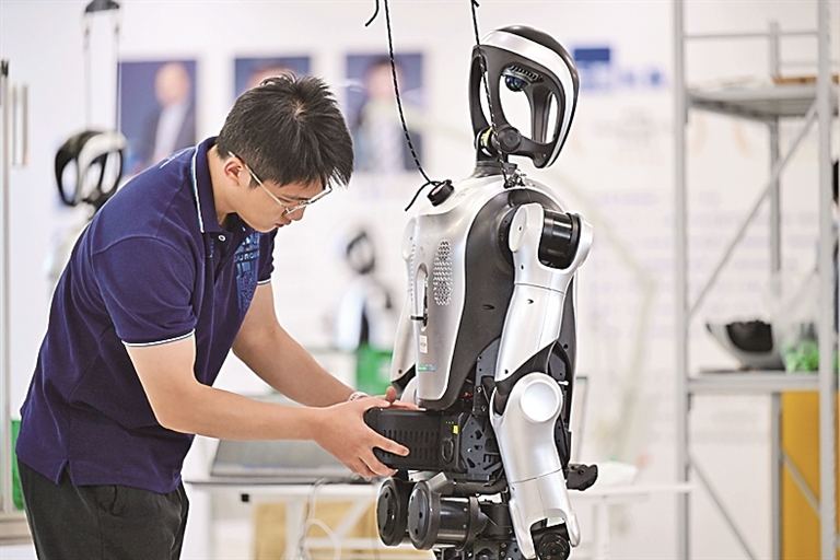 更稳、更快、更拟人 人形机器人跑步前进