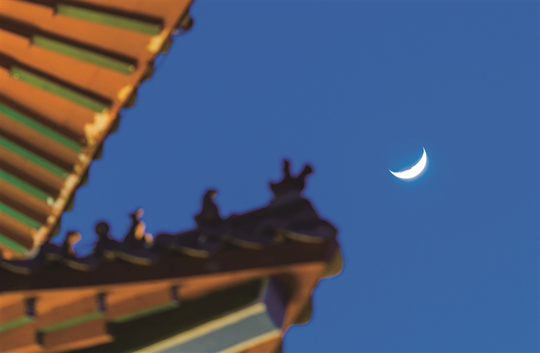 年度最大蛾眉月登场