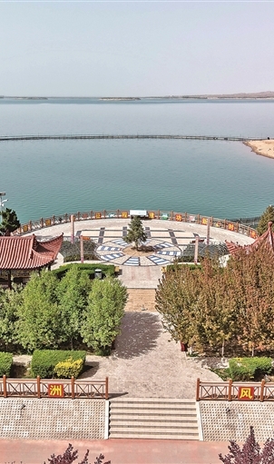 沙漠水库春光美