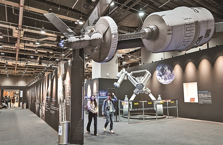 首个月背主题沉浸式科普展开幕