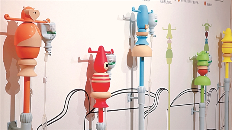 儿童输液架：以温暖设计抚慰童心