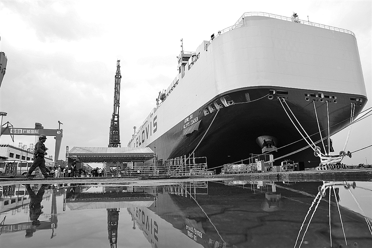 全球首艘10800车汽车运输船命名交付