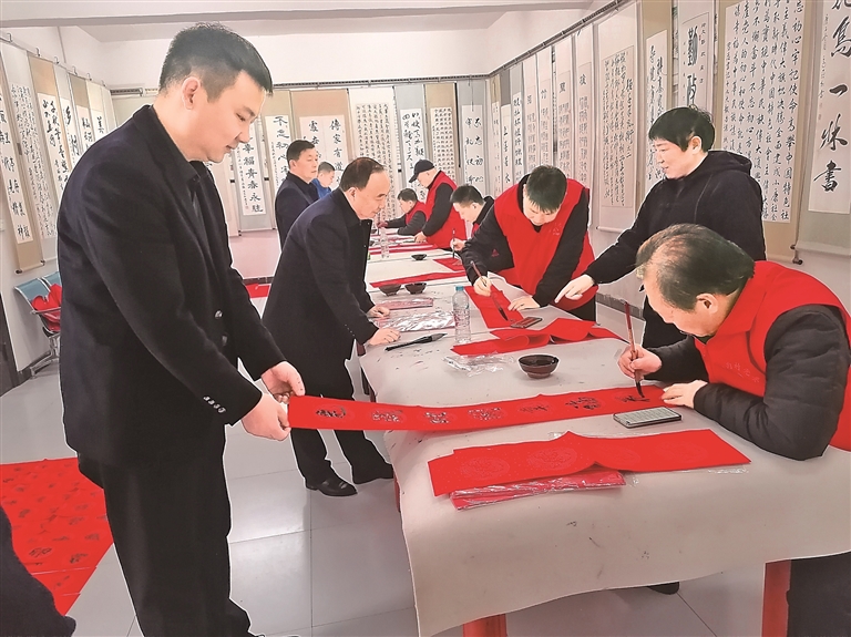 河南郑州新密市城关镇高沟村：前院锣鼓铿锵 后院墨韵流淌