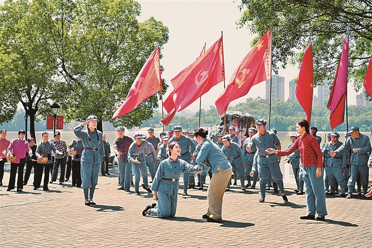 于壮丽史诗中聆听 在巍峨丰碑下感悟