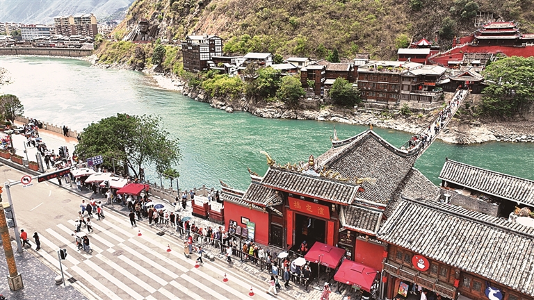 于壮丽史诗中聆听 在巍峨丰碑下感悟