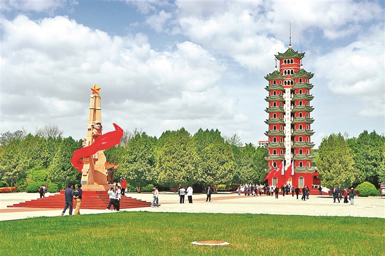 于壮丽史诗中聆听 在巍峨丰碑下感悟