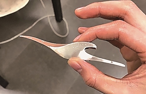 大漆胸针：飞雁引归途