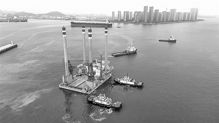 我国首座海上移动式多功能措施平台启运渤海油田