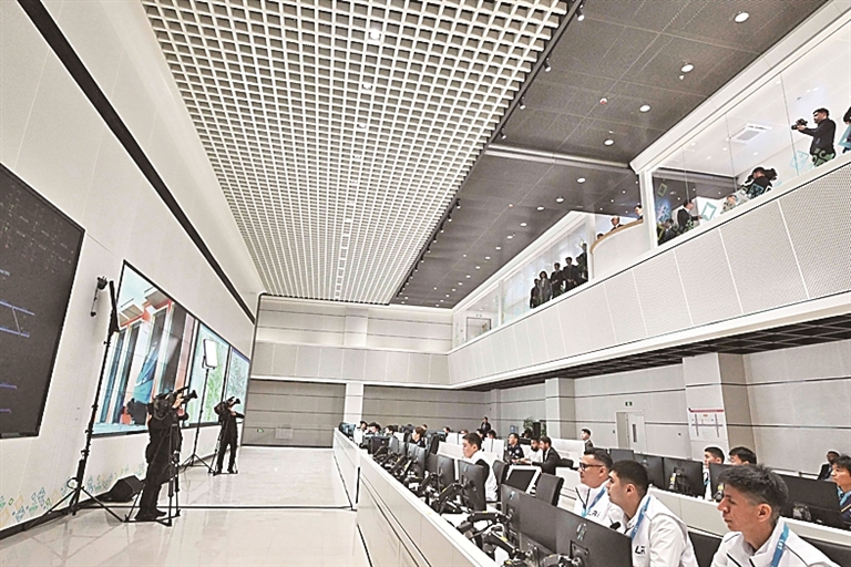 中企承建哈萨克斯坦首都轻轨建成通车