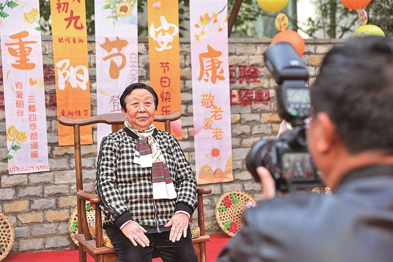 年轻人帮老年人写回忆录——一场温情的代际对话留住的不仅仅是岁月记忆 年轻人帮老年人写回忆录——一场温情的代际对话留住的不仅仅是岁月记忆