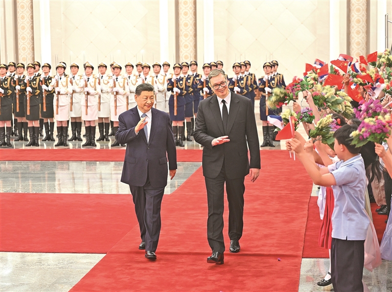 习近平同塞尔维亚总统武契奇会谈