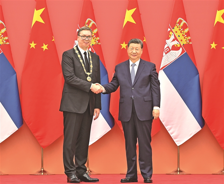 习近平为塞尔维亚总统武契奇举行“友谊勋章”颁授仪式