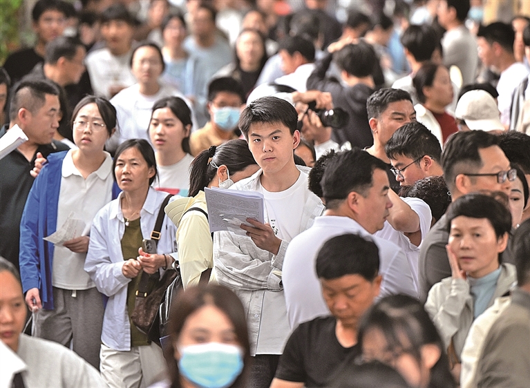 我们全心托举 助你追光逐梦——2026年全国高考首日特写 我们全心托举 助你追光逐梦——2026年全国高考首日特写