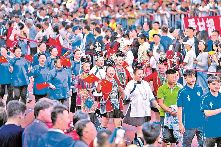 贵州黔东南榕江县:“村超”,赛出农民精气神 贵州黔东南榕江县:“村超”,赛出农民精气神