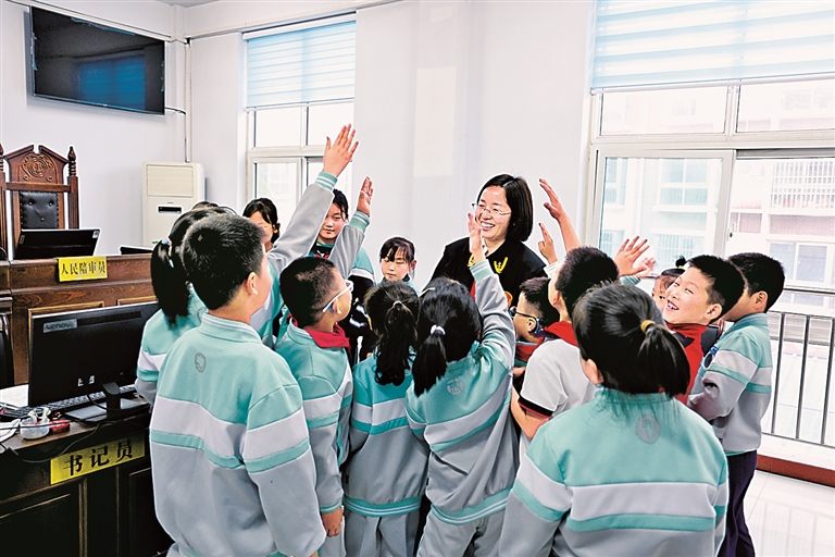 过去五年,全国各地1.1万个人民法庭审结各类案件3400万件——扎根基层沃土 守护万家公正 过去五年,全国各地1.1万个人民法庭审结各类案件3400万件——扎根基层沃土 守护万家公正