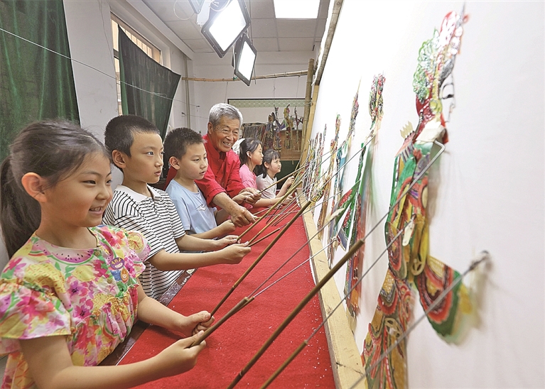 学习皮影戏表演