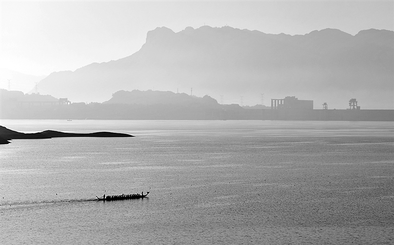 三峡坝前练龙舟