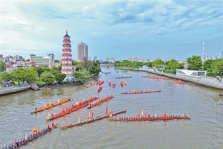 【文化中国行】粽叶飘香情意浓 龙舟竞渡鼓声响
