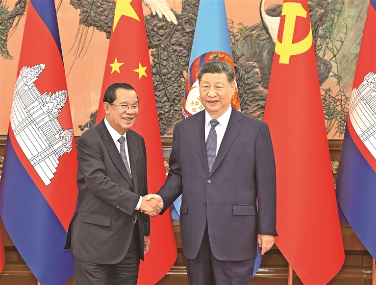 习近平会见柬埔寨人民党主席、参议院主席洪森