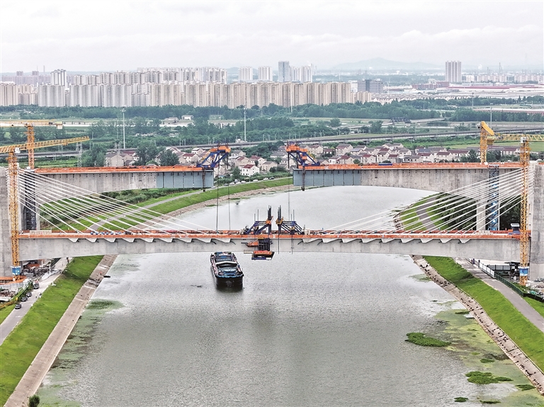 宁淮城际铁路全线跨度最大桥梁合龙