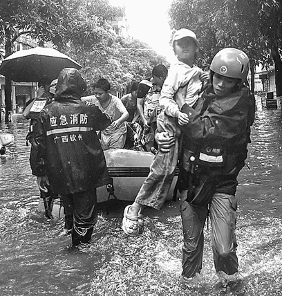 现场直击——洪水中的安全转移 现场直击——洪水中的安全转移