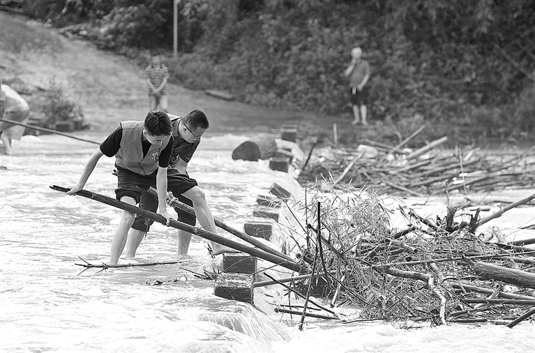 广西:暴雨洪流中筑起“红色堤坝” 广西:暴雨洪流中筑起“红色堤坝”