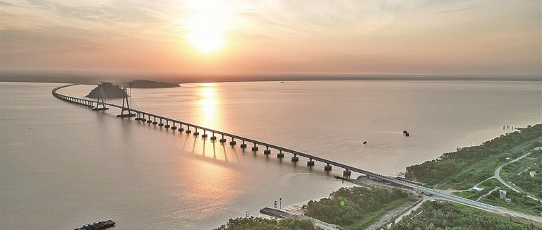 中企承建的马来西亚鲁巴跨海大桥正式通车