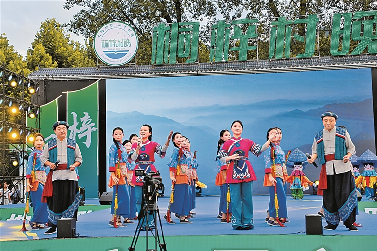 贵州遵义桐梓县：“村晚”，激活乡土旅居新业态