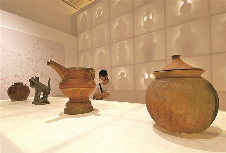 一抔乡土融万象——“中国现代民间陶瓷艺术展”印象 一抔乡土融万象——“中国现代民间陶瓷艺术展”印象