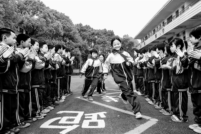 校服“寻常事”,也须用心守护 校服“寻常事”,也须用心守护