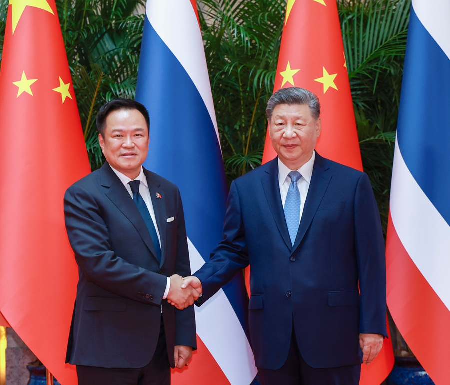 习近平会见泰国总理阿努廷