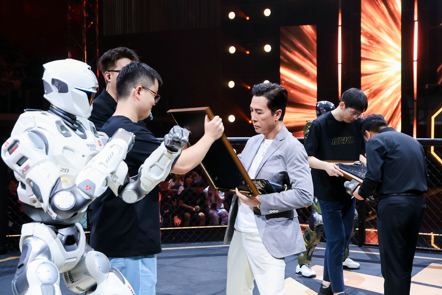 人气爆棚,热血燃战:众擎URKL揭幕夜见证人形机器人巅峰对决