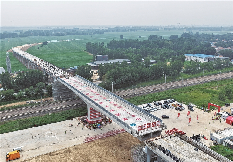 衡德高速公路改扩建工程跨石德铁路转体桥成功转体