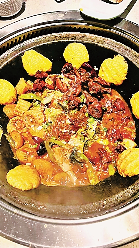 东北铁锅炖:一锅容万物,沸腾关东情 东北铁锅炖:一锅容万物,沸腾关东情