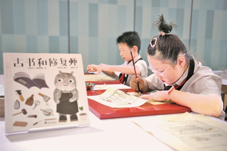 天一阁里“书医生”:妙手补千年 古书焕新生 天一阁里“书医生”:妙手补千年 古书焕新生