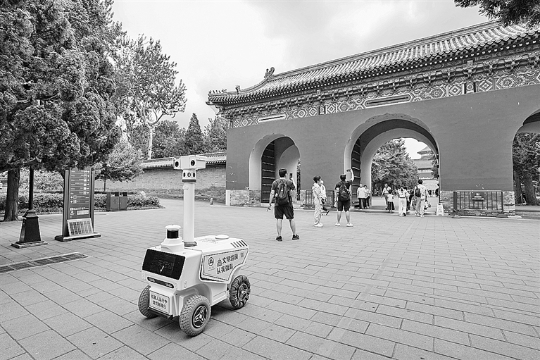 北京：机器人在公园“上岗”