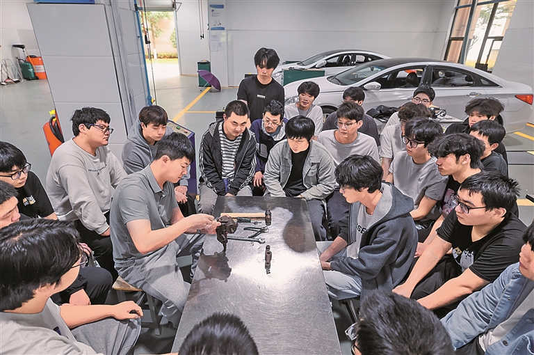 将课堂搬进车间 让产业融入教学——职业教育法推动产教融合走深走实 将课堂搬进车间 让产业融入教学——职业教育法推动产教融合走深走实