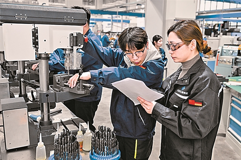 将课堂搬进车间 让产业融入教学——职业教育法推动产教融合走深走实 将课堂搬进车间 让产业融入教学——职业教育法推动产教融合走深走实