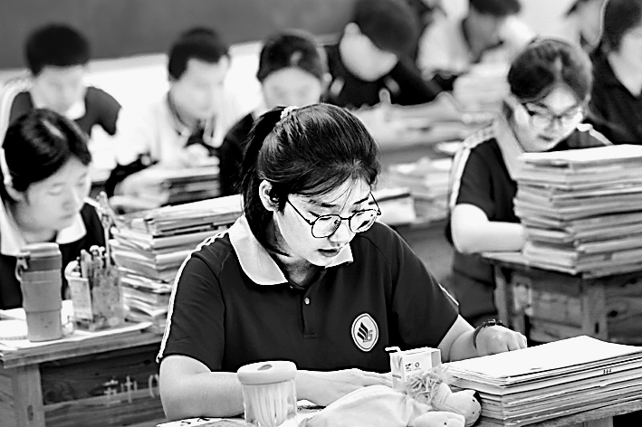 从“刷高分”迈向“深思考”——暑假第一课,“准大学生”们这样学 从“刷高分”迈向“深思考”——暑假第一课,“准大学生”们这样学