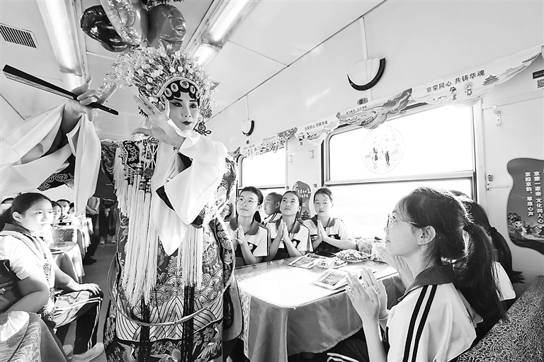 哈铁开行今年首趟黑龙江至北京研学旅游专列